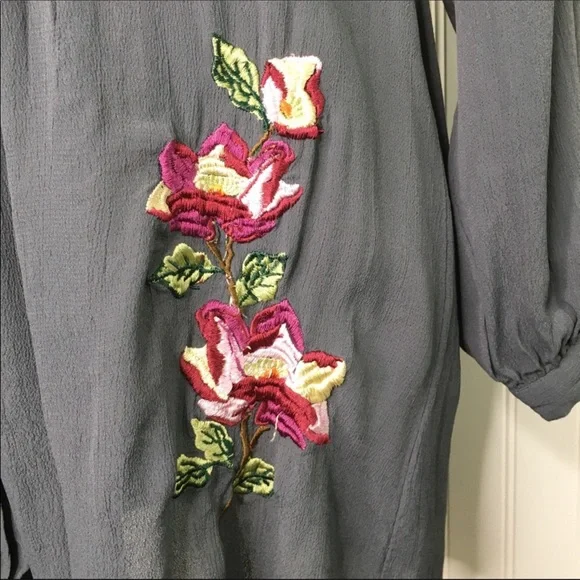 Soft Surroundings Gray Pintuck Floral Embroidered Tunic Blouse M - Picture 7 of 7